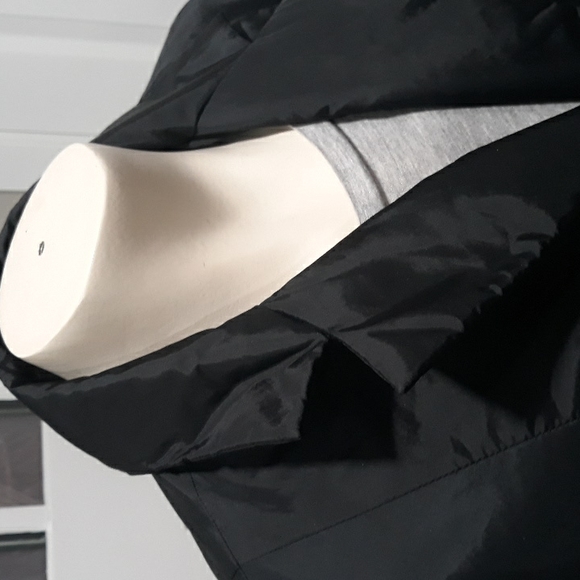 Talbots black nylon blend 3 button blazer. Size 6 - Picture 4 of 11